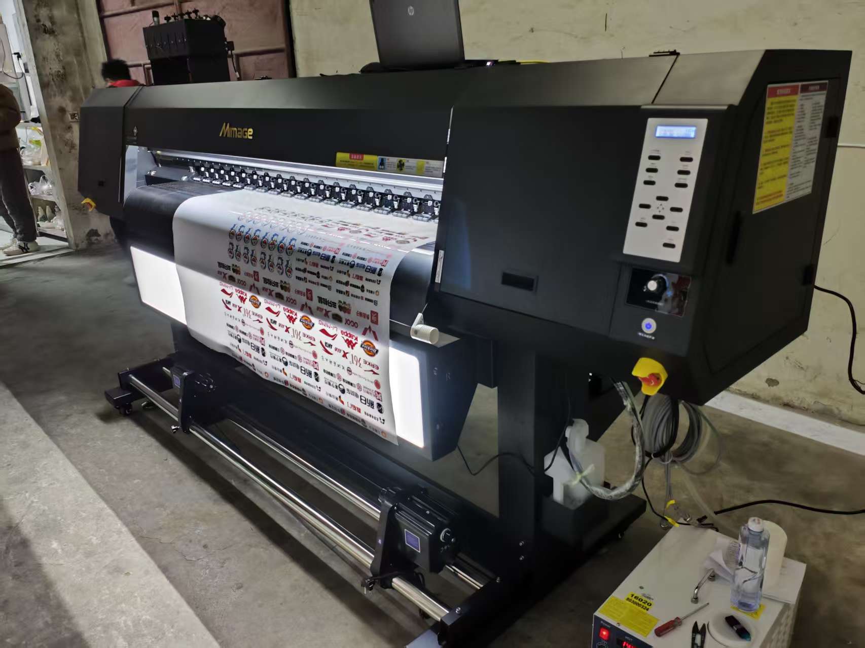 江苏连云港客户1.8米三头彩白彩UV卷材打印机装机调试完成